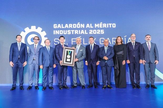 Félix García recibe Galardón al Mérito Industrial.