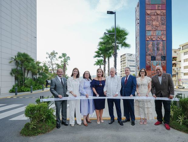 Pie de foto -Fernando Casanova, Bingene Armenteros, Rosa Santos, Thelma Espinal, Marcelino Fernández, Gustavo Ariza, Amelia Prota y Rafelito Mirabal