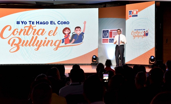 El ministro Navarro en la presentación de campaña contra el bullying