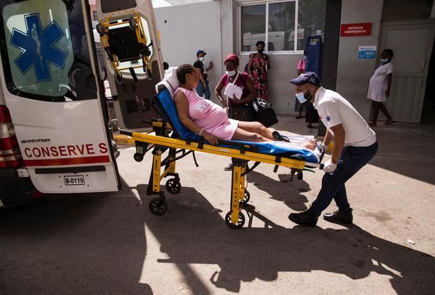 Una mujer embarazada es ingresada al Hospital Materno Infantil San Lorenzo de los Mina, una de las maternidades más importantes de la capital, hoy en Santo Domingo, República Dominicana.