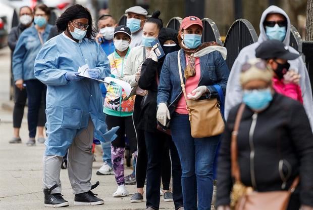 Un trabajador de la salud habla con las personas que esperan en la fila en una ubicación de prueba comunitaria COVID-19 recientemente inaugurada en Nueva York, EE. UU.