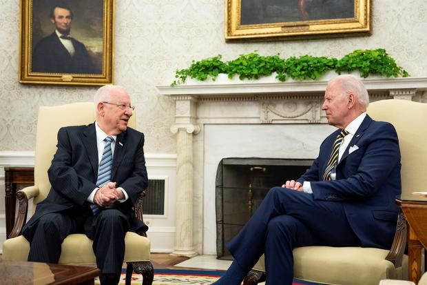 El mandatario estadounidense, Joe Biden (d), se reúne con el presidente israelí, Reuvén Rivlin (i), en el Despacho Oval de la Casa Blanca, este 28 de junio de 2021, en Washington.