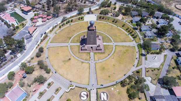 Fotografía aérea de dron, el 16 de julio de 2021, que muestra la Ciudad Mitad del Mundo, Ecuador.