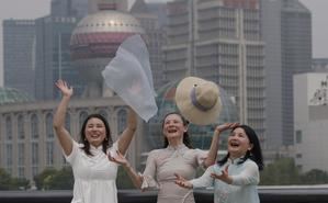 Euforia en una traumatizada Shanghái tras el final del confinamiento