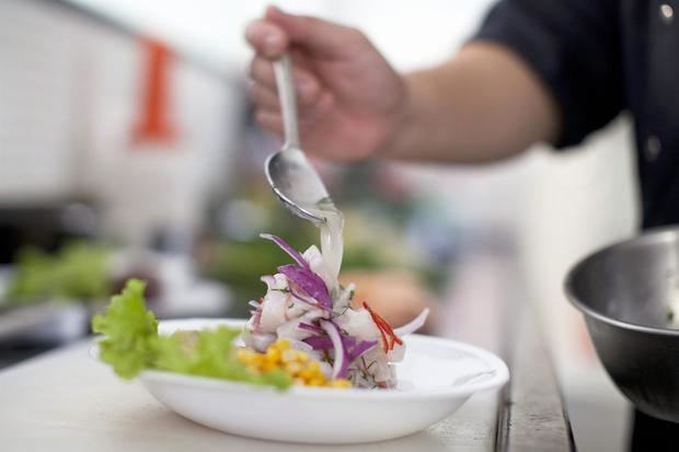 Vista de un plato de ceviche peruano, en una fotografía de archivo.