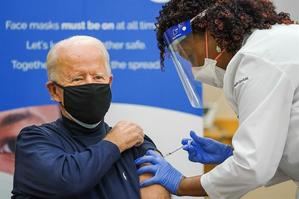 Biden recibe la vacuna de la covid en público: No hay nada de qué preocuparse