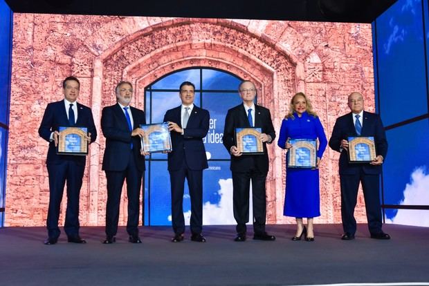 De izquierda a derecha, los señores Victor -Ito- Bisonó, Andy Dauhajre, Christopher
Paniagua, Manuel A. Grullón, Rosa Hernández de Grullón y Manuel E. Jiménez F.