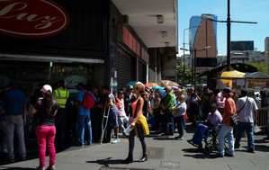 Extensas filas en supermercados de Venezuela ante orden de bajar precios