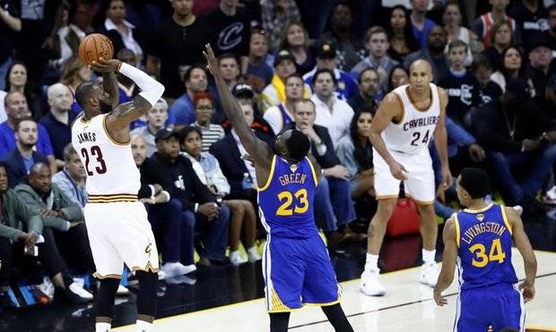 Cavaliers cortaron el invicto de los Warriors y siguen con vida