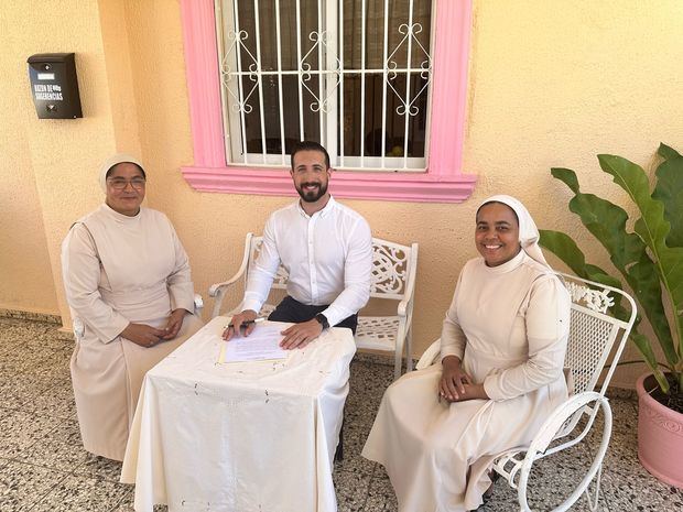 Firma acuerdo Hodelpa Garden Court.