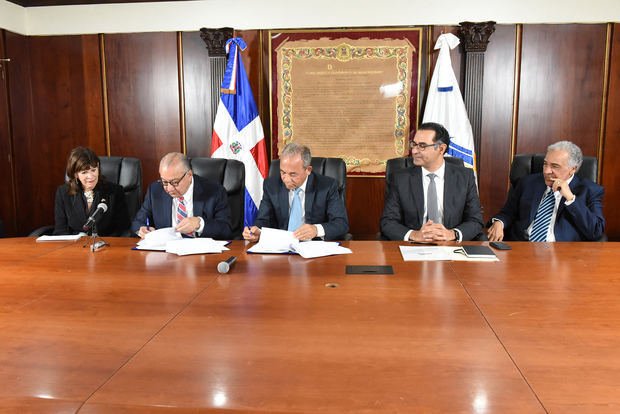 Embajadora Robin Berstein, Manuel Rocha, Rubén Jiménez Bichara, Jaime Aristy Escuder y José Rafael Santana.