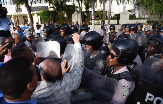 Seguidores del expresidente Fernández forcejan con policías frente a la sede del Congreso.