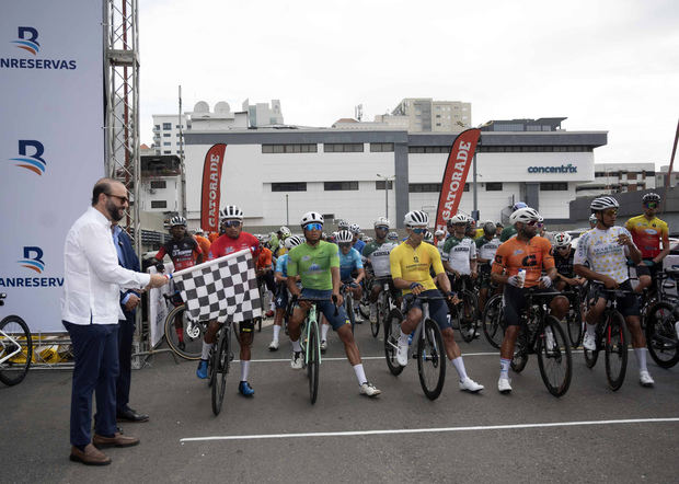 Francisco Elías, vicepresidente ejecutivo senior de empresas Subsidiarias del Banco de Reservas, da el banderazo de salida de la Vuelta Ciclista Independencia Nacional en su tercera etapa de la edición 46, desde la Torre Banreservas.