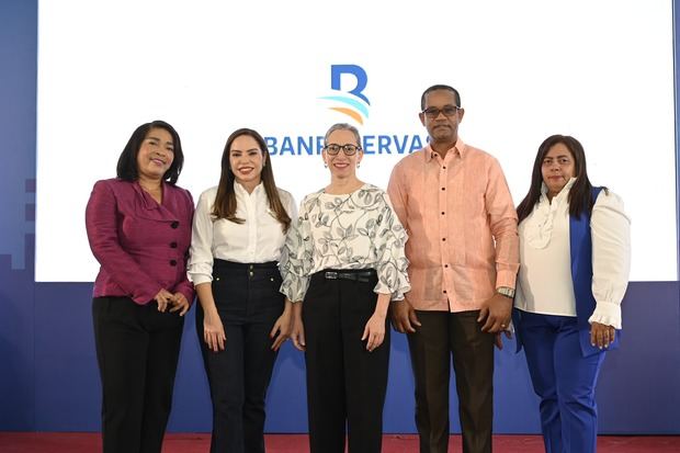 Santa Polanco, directora Distrito Educativo 15-04; Linda Valette,
vicepresidenta de Programas Estratégicos de Negocios; Ancell Shecker,
viceministra de Educación; Edison Pérez Ramírez, director adjunto Distrito
Eduucativo 15-04; y Gloribel Comprés, coordinadora del Centro Educativo
Ángeles Custodios durante la jornada de Educación Financiera “Puedo” del
Banco de Reservas realizada en el referido centro educativo.