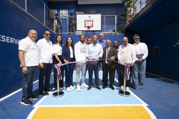 Samuel Pereyra, presidente ejecutivo de Banreservas, realiza el corte de
cinta al entregar totalmente remozada la cancha Los Pioneros del sector de
Villas Agrícolas.