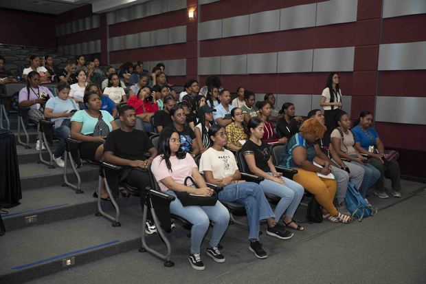 Estudiantes del Instituto Técnico Superior Comunitario (ITSC), en el sector
San Luis, participan de una jornada de Bancarizar es Patria realizada por
Banreservas.