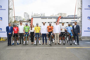 Ejecutivos de Banreservas luego de colocar las camisetas a los lideres de equipos de la
Vuelta Ciclista Independencia Nacional, edición número 46.