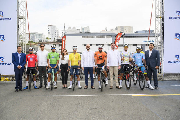 Ejecutivos de Banreservas luego de colocar las camisetas a los lideres de equipos de la Vuelta Ciclista Independencia Nacional, edición número 46.