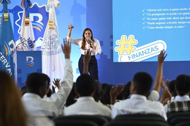 Linda Valette, vicepresidenta de Programas Estratégicos de Negocios de
Banreservas, mientras imparte el taller de Educación Financiera “Puedo” del
Banco de Reservas realizado en el Centro Educativo Ángeles Custodios.