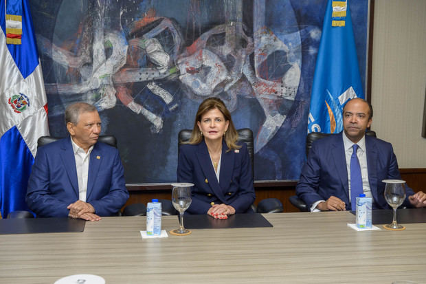 Leonardo Aguilera, la vicepresidenta Raquel Peña y Samuel Pereyra, en la
ceremonia de juramentación en la sede principal de Banreservas.