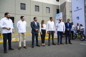Francisco Elías, vicepresidente ejecutivo senior de empresas Subsidiarias del Banco de
Reservas, habla previo a la salida de la Vuelta Ciclista Independencia Nacional en su
tercera etapa de la edición 46 en presencia del presidente de la Federación Dominicana
de Ciclismo, Jorge Blas Díaz; y ejecutivos de la entidad bancaria.