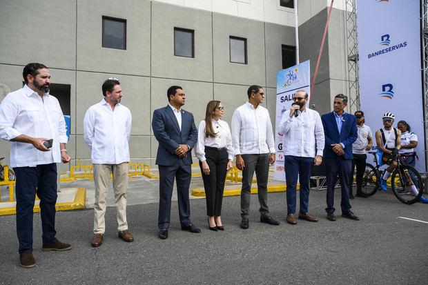 Francisco Elías, vicepresidente ejecutivo senior de empresas Subsidiarias del Banco de Reservas, habla previo a la salida de la Vuelta Ciclista Independencia Nacional en su tercera etapa de la edición 46 en presencia del presidente de la Federación Dominicana de Ciclismo, Jorge Blas Díaz; y ejecutivos de la entidad bancaria.
