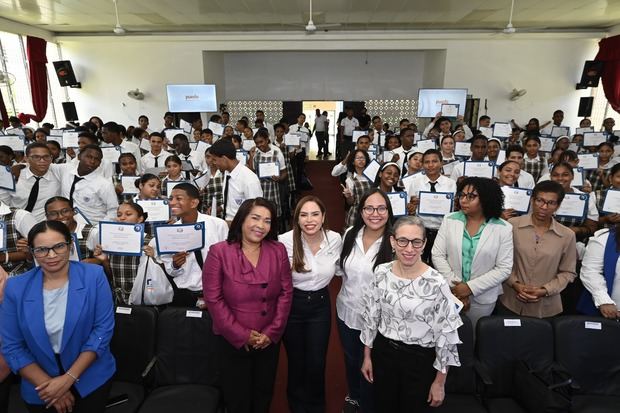 Ejecutivos de Banreservas y autoridades educativas junto a cientos de
estudiantes del Centro Educativo Ángeles Custodios durante una jornada de
Educación Financiera “Puedo” del Banco de Reservas.