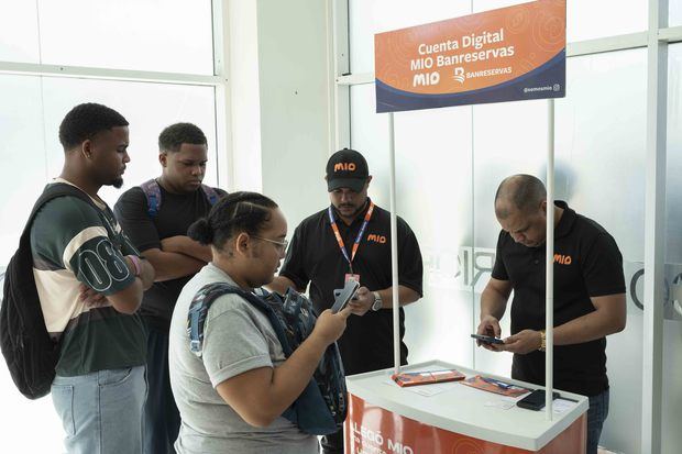 Estudiantes del Instituto Técnico Superior Comunitario (ITSC), en el sector
San Luis, adquieren la App Mio de Banreservas durante una jornada de
Bancarizar es Patria.