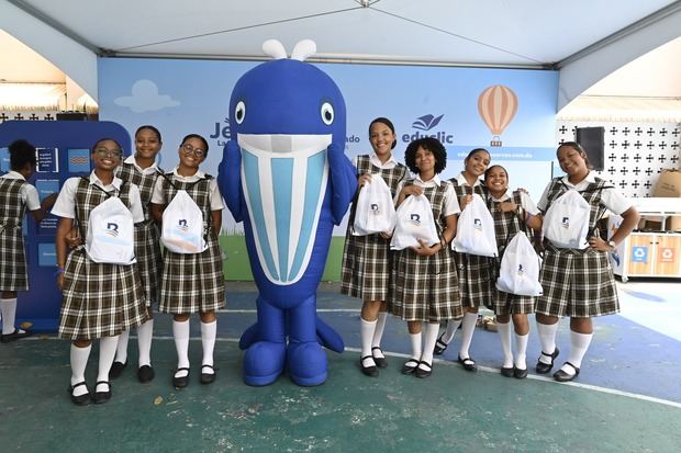 Estudiantes del Centro Educativo Ángeles Custodios junto a Jenny la Ballenita
al finalizar uno de los talleres de Educación Financiera “Puedo” del Banco de
Reservas.