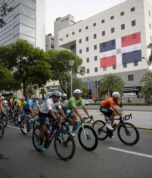 Parte de los ciclistas que participan en la Vuelta Ciclista Independencia Nacional en su tercera etapa de la edición 46.