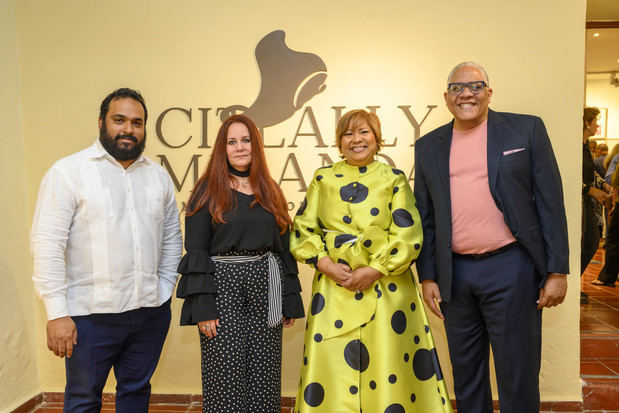 Mijail Peralta, gerente de División de Cultura del Centro Cultural Banreservas; la artista plástica dominicana Citlally Miranda; María Elena Ditren; y Juan Carlos Ditren, durante la inauguración de la exposición ‘’Demasiado no es suficiente’’, celebrada en el Centro Cultural Banreservas.
