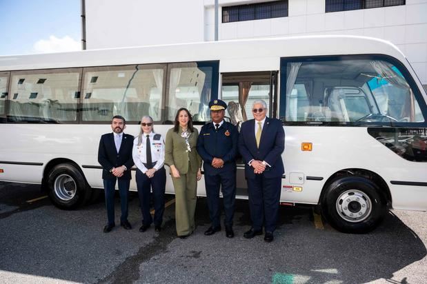 Alieska Díaz, vicepresidenta ejecutiva senior administrativa de Banreservas, acompañada, desde la izquierda, por Manuel Hazoury, director administrativo de Banreservas; coronela Elsa Miura; general José Luis Frómeta Herasme, intendente del Cuerpo de Bomberos del Distrito Nacional; y Reinaldo Balcácer, vicepresidente administrativo del Banco de Reservas, durante la entrega del minibús donado al Cuerpo de Bomberos del Distrito Nacional.