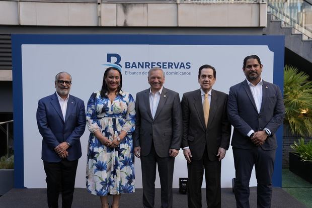 El doctor Leonardo Aguilera, presidente ejecutivo de Banreservas, comparte con personalidades durante el coctel ofrecido previo a la inauguración de la Feria Inmobiliaria en Madrid. Desde la izquierda, José Marte Piantini, cónsul general en Madrid; Gloria Guevara, cónsul dominicana en Valencia; Tony Raful, embajador ante el Reino de España; y Antonio Gómez Peña, cónsul en Barcelona.