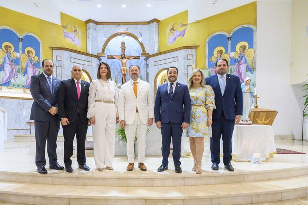 Henry Fuentes, vicepresidente ejecutivo de AFP Reservas, encabeza misa de Acción de Gracias oficiada en la parroquia Buen Pastor por el 24 aniversario de la entidad. Le acompañan desde la izquierda, Leandro Villanueva, José Martí, Ana Pou, Juan Mustafá, Annerys Rodríguez y Jorge Dargam.