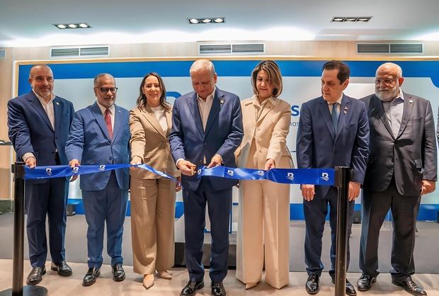 El presidente ejecutivo de Banreservas, doctor Leonardo Aguilera, realiza el corte de cinta de la inauguración de la Segunda Feria Inmobiliaria en Madrid en presencia de Tony Raful, embajador dominicano ante el Reino de España; José Marte Piantini, cónsul general en Madrid