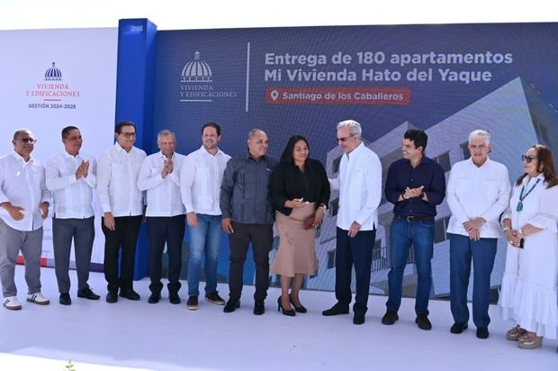 El presidente Luis Abinader y el doctor Leonardo Aguilera, presidente ejecutivo de Banreservas, entregan llaves a familias beneficiadas del proyecto Hato del Yaque, en Santiago.