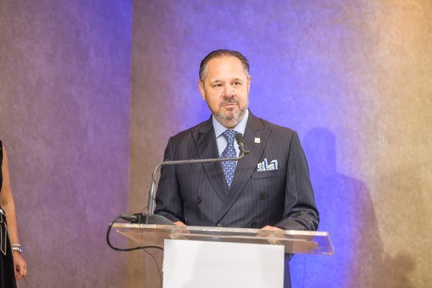 Henry Fuentes, vicepresidente ejecutivo de AFP Reservas, habla en el cóctel de celebración del 24 aniversario de la institución.