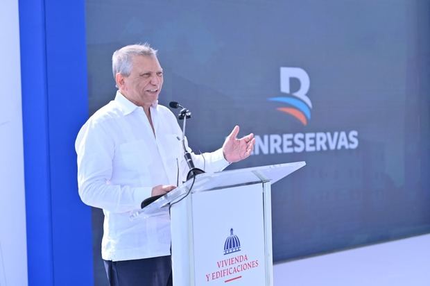 El doctor Leonardo Aguilera, presidente ejecutivo de Banreservas.