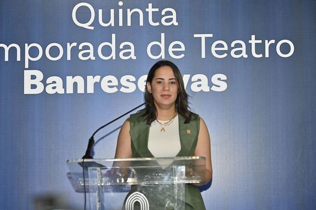 Alieska Díaz, vicepresidenta ejecutiva senior Administrativa de Banreservas, habla en la rueda de prensa del lanzamiento de la Quinta Temporada de Teatro Banreservas.