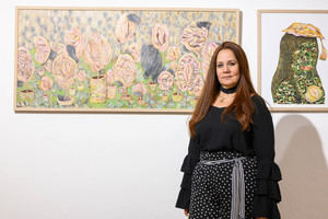 La artista visual Citlally Miranda, junto a una de sus obras durante la inauguración de la exposición ‘’Demasiado no es suficiente’’, celebrada en el Centro Cultural Banreservas.