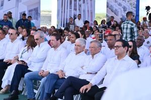 Parte del público asistente a la entrega de apartamentos a familias beneficiadas en el proyecto Hayo del Yaque, en Santiago.