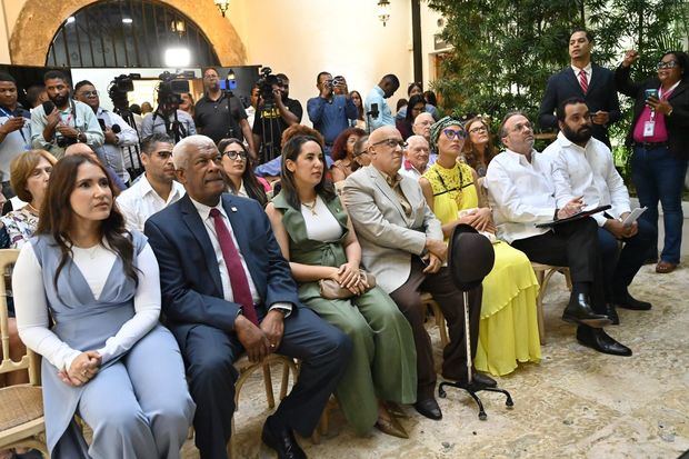 Parte de los asistentes a la rueda de prensa del lanzamiento de la Quinta Temporada de Teatro Banreservas.
