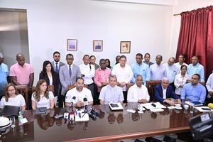 Barrick Pueblo Viejo y el Estado dominicano dialogan sobre el reasentamiento de afectados en Cotuí