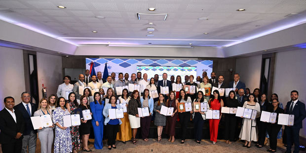 Horacio Lomba, presidente de BASC Dominicana y Abdías Ortiz, agregado regional del Caribe de las Aduanas y Protección Fronteriza (CBP), del gobierno de los Estados Unidos, junto a los representantes de las 52 empresas certificadas.