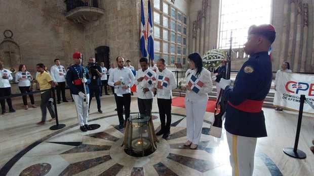 Anderson Álvarez, Gustavo Ubrí, Juan Pablo Uribe y Ana Cristina Martínez, honran a la heroína en la llama votiva.