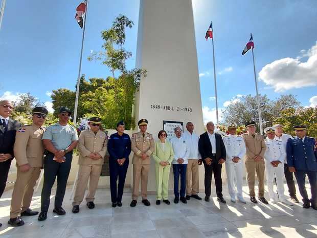 Autoridades civiles y militares encabezaron el acto patriótico.