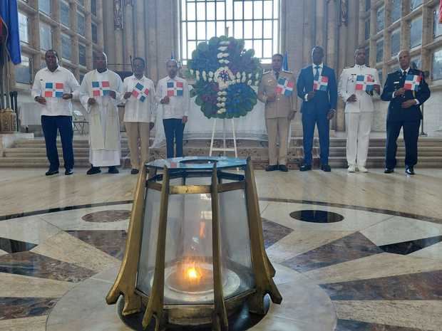 Autoridades civiles y militares, luego de depositar la ofrenda floral.
