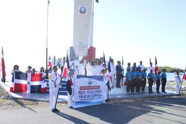 Autoridades civiles y militares rinden honor a los héroes de la Batalla de Tortuguero.