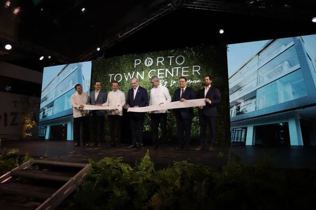 El presidente Luis Abinader corta la cinta acompañado de Héctor Bretón, gerente general de CP Construcciones Planificadas; Jacinto Díaz Haché, CEO de la empresa Amergent Partners; Jorge Montalvo Iglesias, de la compañía de Arquitectos Jorge Montalvo & Asociados, y los ministro Víctor (Ito) Bisonó y Yayo Sanz Lovatón.