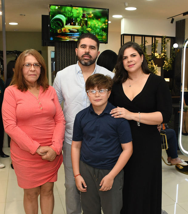 Damaris Clough Soler, Farrah Tejeda, E duardo Rivera junto al niño Gamal Rivera.